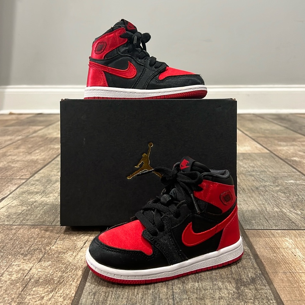2023 Air Jordan 1 Retro High OG TD 'Satin Bred' size 8c